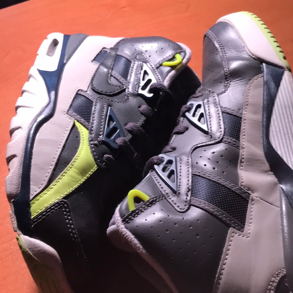 Boys size 5.5y navy and grey Nike air trainer SC